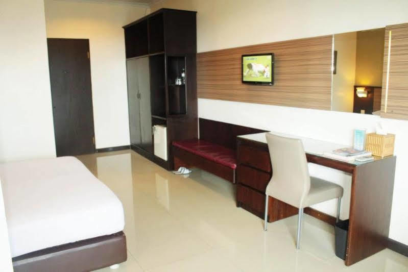 Oyo 628 Losari Metro Makassar Luaran gambar